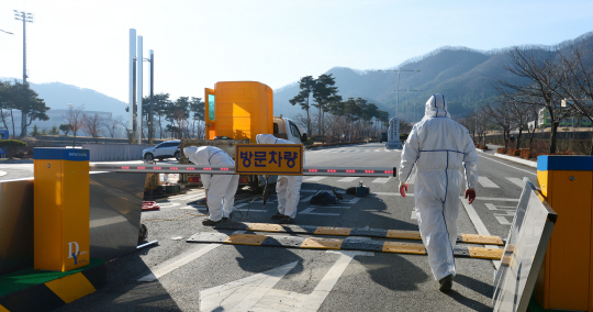 신종 코로나바이러스 감염증(우한 폐렴)이 발생한 중국 후베이성 우한에 머물던 교민들이 분산 수용될 예정인 충남 아산시 경찰인재개발원에 30일 방재요원들이 투입돼 입구 근처에 방역시설 설치작업을 하고 있다.