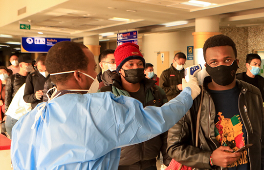 중국을 출발해 29일 케냐 나이로비 공항에 도착한 항공기 탑승객들이 신종 코로나바이러스 감염증(우한 폐렴)에 대비하기 위해 마스크를 착용한 채 공항 검색대를 통과하고 있다.  EPA 연합뉴스