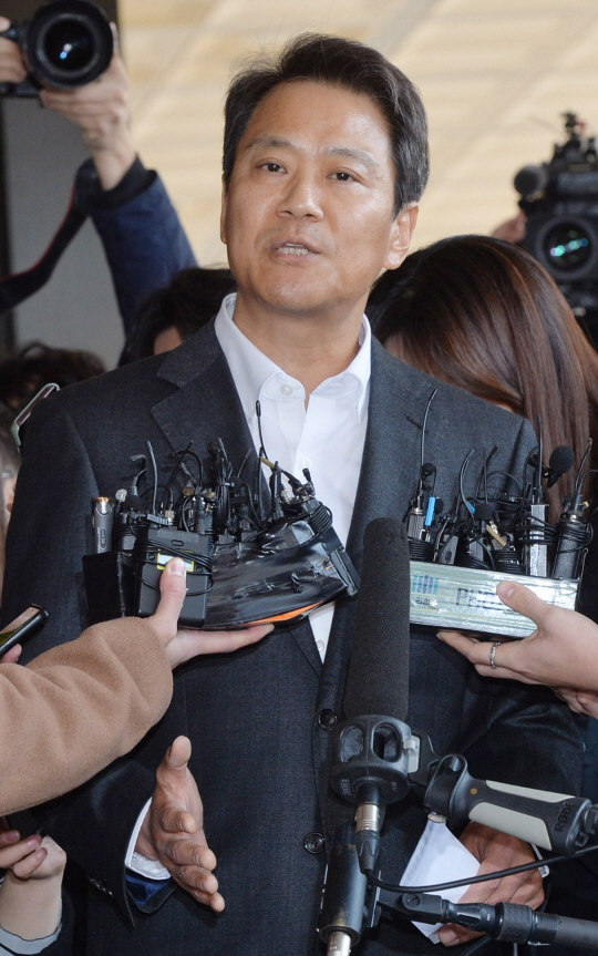 2018년 지방선거에 개입했다는 의혹이 제기된 임종석 전 대통령 비서실장이 30일 오전 서울 서초구 서울중앙지검에 피의자 신분으로 출석해 취재진의 질문에 답변하고 있다. 김낙중 기자