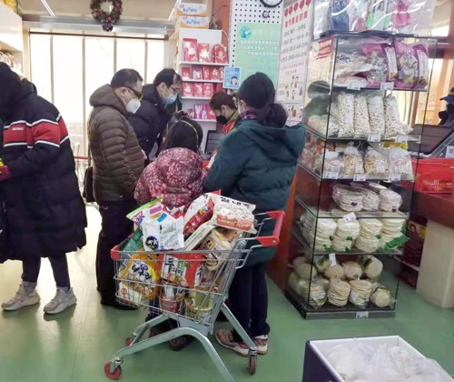 한국 마트에서 장보는 교민들(베이징=연합뉴스) 김진방 특파원
