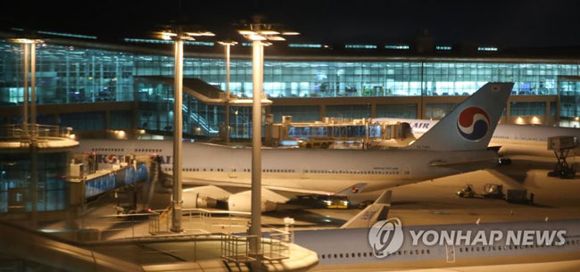 (영종도=연합뉴스) 김도훈 기자 = 신종코로나 바이러스가 발생한 중국 우한에서 한국 교민을 수송하기 위한 전세기 KE 9883편 보잉 747 여객기가 30일 저녁 인천국제공항을 출발하기 위해 준비하고 있다. 2020.1.30
