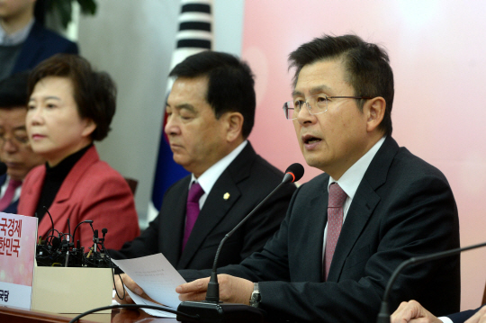 범보수·중도 통합 신당 결성을 위해 새로운보수당과 담판 회동을 앞둔 황교안(오른쪽) 자유한국당 대표가 3일 오전 국회에서 열린 최고위원회의에서 모두발언을 하고 있다.