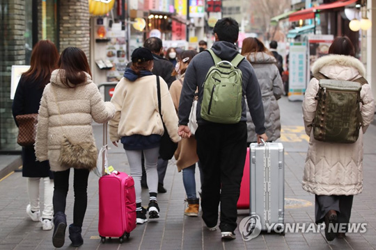 (서울=연합뉴스) 지난 2일, 정부는 오는 4일 0시부터 중국 후베이성을 14일 이내 방문하거나 체류한 적이 있는 모든 외국인의 한국 입국을 전면 금지하겠다고 밝혔다. 사진은 이날 오후 서울 중구 명동 거리를 이동하는 외국인 관광객.