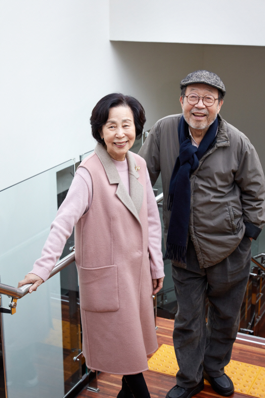 신구(오른쪽), 손숙 배우는 “젊었을 때부터 연극을 함께 한 사이라서 호흡이 잘 맞는다”며 “오랜 세월 동안 얼굴 한번 붉히지 않고 동지처럼 지내왔다”고 했다. 작은 사진은 ‘아빠와 나와 홍매와’의 연습 장면.  신시컴퍼니 제공