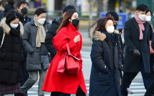 봄을 여는 입춘(立春)인 4일 영하권 꽃샘추위가 찾아온 서울의 광화문 사거리에서 코트에 머플러를 두른 시민들이 신종 코로나바이러스 감염 예방을 위해 마스크를 쓰고 출근길을 재촉하고 있다.