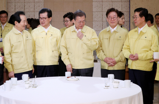 문재인 대통령이 4일 오전 청와대에서 열린 국무회의에서 신종 코로나바이러스 감염증(우한 폐렴) 확산 방지 대책을 논의하기에 앞서 참석자들과 차담회를 하고 있다. 앞줄 왼쪽부터 정세균 국무총리, 이시종 충북지사, 문 대통령, 이재명 경기지사, 양승조 충남지사.   뉴시스