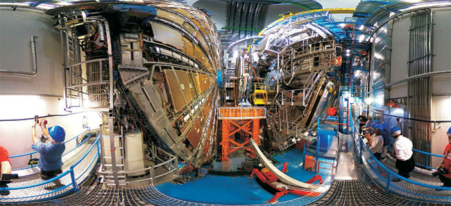 세른(CERN)의 아틀라스(ATLAS) 검출기. 암흑물질 후보인 초대칭입자를 검출하는 실험이 진행 중이다. 올 봄 데이터를 발표할 예정이다.