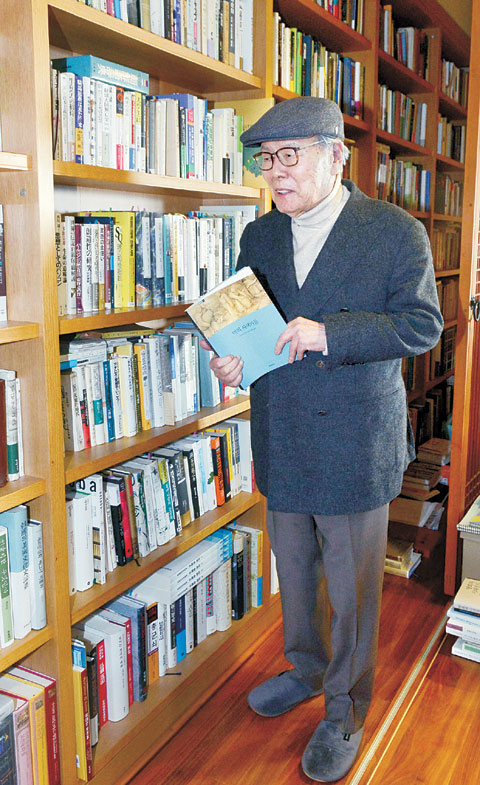 이어령 전 문화부 장관이 지난달 31일 ‘현대사 70년, 미래 30년’이 꽂혀 있다는 서울 평창동 자택의 ‘백년 서재’에서 책을 소개하고 있다.  신창섭 기자