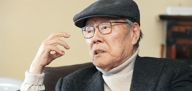 이어령 전 문화부 장관은 지난달 31일 서울 평창동 자택에서 가진 인터뷰에서 “내 사상의 핵심은 서구의 이항대립을 아시아의 삼항순환으로 모든 구조와 시스템을 바꾸는 것이었다”며  “우리도 이제 진영 논리를 벗고 정보화 시대 다음에 올 생명화 시대, 인공지능(AI) 다음에 올 직관력으로 살아가는 시대에 대비하자”고 강조했다.