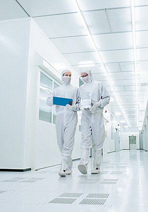 충북 진천의 한화솔루션 태양광 공장에서 연구원들이 업무를 수행하고 있다.