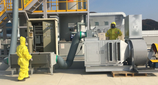 세계 최초 기술로 ‘백연 및 미세먼지 저감장치’ 개발에 성공한 ‘누리플랜’의 장치가 국내는 물론, 해외에서까지 주문 및 합작제의를 받고 있다. 사진은 충남 공주시 소재 S사 공장에 누리플랜의 백연 저감장치를 설치·작동하고 난 후 희뿌옇던 백연이 말끔히 사라진 모습이다.   누리플랜 제공