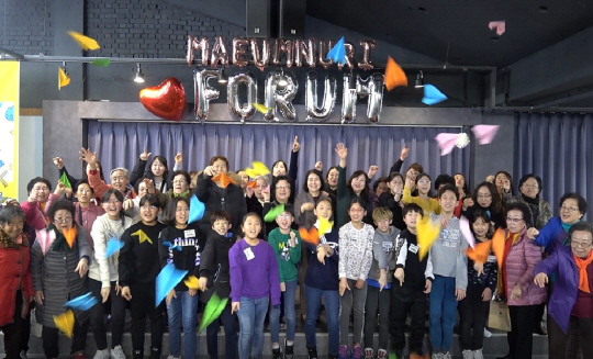 지난해 12월 열린 ‘마음누리포럼’에 참석한 아이들과 지도교사, 학부모들이 종이비행기를 날리는 퍼포먼스를 보이고 있다.