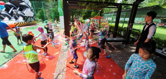 대전 동구 생명종합사회복지관이 마련한 ‘춤추는 놀이마을’ 행사에 참여한 아이들이 비눗방울 만들기 놀이를 하며 즐거운 시간을 보내고 있다. 대전 동구 생명종합사회복지관 제공