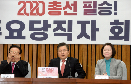 황교안(가운데) 자유한국당 대표가 5일 오전 국회에서 열린 주요 당직자회의에서 모두발언을 하는 동안 김관용(왼쪽) 국책자문위원장이 두 손으로 눈을 비비고 있다.