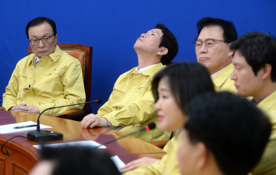 5일 오전 국회에서 열린 더불어민주당 최고위원회의에서 이인영(왼쪽 두 번째) 원내대표가 천장을 바라보며 참석자 발언을 듣고 있다. 왼쪽은 이해찬 대표.