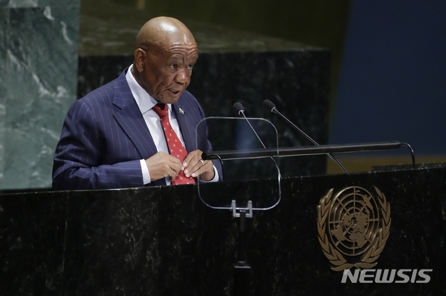 [유엔본부=AP/뉴시스]토머스 타바네 레소토 총리가 2019년 9월27일 유엔 총회에서 연설하고 있다. 80살의 타바네 총리의 부인 마에사이아 타바네가 총리의 전처 리포렐로를 살해한 사건에 연루돼 기소될 것이라고 레소토 경찰이 4일(현지시간) 밝혔다. 2020.2.5
