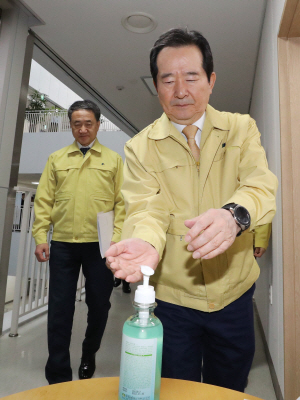정세균(오른쪽) 국무총리가 6일 오전 정부세종청사에서 열린 신종 코로나바이러스 감염증 대응 중앙사고수습본부 회의에 앞서 세정제로 손을 닦고 있다. 연합뉴스