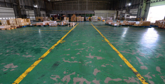 6일 오전 신종 코로나바이러스 감염증 영향으로 중국에서 들어오는 수입품이 줄어들면서 인천 중구 인천본부 세관 검사장이 썰렁한 상태로 비어 있다.