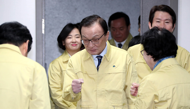이해찬(가운데) 더불어민주당 대표가 7일 오전 국회에서 열린 확대간부회의에 참석하며 신종 코로나바이러스 감염증(우한 폐렴)을 예방하기 위해 당 관계자들과 주먹인사를 하고 있다. 김선규기자