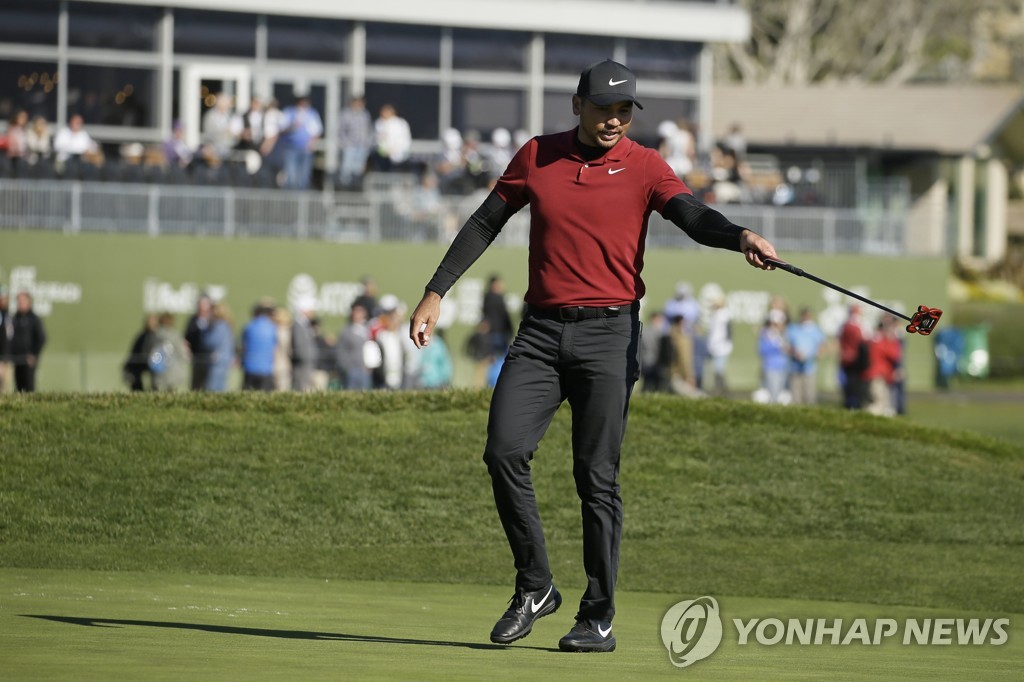 제이슨 데이가 8일(한국시간) 열린 페블비치 프로암 2라운드 18번홀에서 그린을 살피고 있다. [AP=연합뉴스]