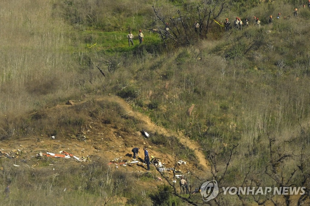 미국 캘리포니아 주 칼라바사스에서 전직 미국프로농구(NBA) 선수 코비 브라이언트와 그의 딸 등 9명이 헬리콥터 추락 사고로 숨진 다음 날인 지난달 27일(현지시간) 수사관들이 사고 현장을 살피고 있다.