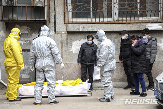 [우한=AP/뉴시스] 1일 중국 후베이성 우한에서 신종 코로나 바이러스 감염증의 사망자 시신을 장의업 직원들이 옮기고 있다. 1월9일 첫 사망자가 나왔던 우한시 희생자 수가 1일 자정까지 220명을 육박했다. 2020. 2. 2.