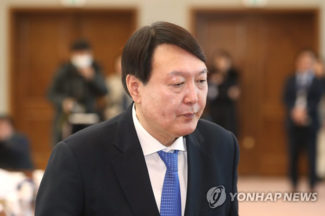 (서울=연합뉴스) 윤석열 검찰총장이 지난 5일 서울 서초구 대검찰청에서 열린 검찰인권위원회 위촉식에서 자리로 향하고 있다.