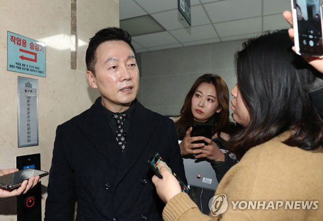 (서울=연합뉴스) 하사헌 기자 = 정봉주 전 의원이 9일 오후 더불어민주당 공천관리위원회가 자신에 대한 예비후보 적격 여부 판정을 재보류한 것과 관련해 이해찬 대표와 국회 의원회관 의원실에서 면담을 마친 후 이동하며 취재진 질문에 답하고 있다. 2020.2.9