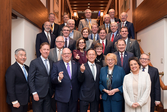 지난 8일(현지시간) 미국 워싱턴 주미 한국대사관저에서 열린 전미주지사협회 동계회의 리셉션에서 협회장인 래리 호건(앞줄 오른쪽 네 번째)과 이수혁(〃세 번째) 주미대사 등 참석자들이 기념촬영을 하고 있다.  주미 한국대사관 제공