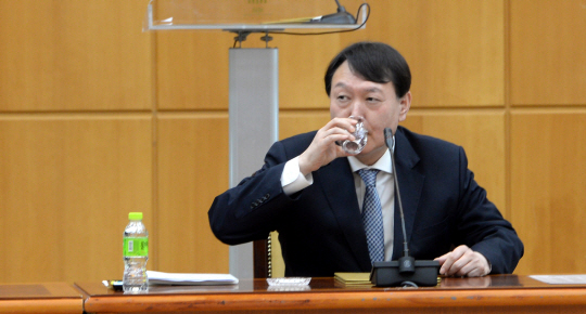 윤석열 검찰총장이 10일 서울 서초구 대검찰청에서 열린 전국 지검장 및 선거담당 부장검사 회의에서 물을 마시고 있다.