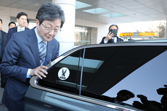 유승민 새로운보수당 보수재건위원장이 9일 국회 정론관에서 기자회견을 열어 자유한국당과의 신설 합당 추진, 21대 국회의원 총선거 불출마 입장을 밝힌 뒤 이동하기 위해 차량에 오르고 있다.  뉴시스