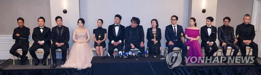 (로스앤젤레스=연합뉴스) 9일(현지시간) 열린 제92회 아카데미 시상식에서 작품·감독·각본·국제영화상 등 4관왕을 차지한 기생충의 봉준호 감독과 배우 및 제작진이 미국 LA 더 런던 웨스트 할리우드에서 기자회견을 하고 있다. 왼쪽부터 홍경표 촬영감독, 박명훈, 이선균, 장혜진, 조여정, 송강호, 봉준호, 곽신애 바른손 E&A 대표, 한진원 작가, 박소담, 최우식, 양진모 편집감독, 이하준 미술감독. 2020.2.10
