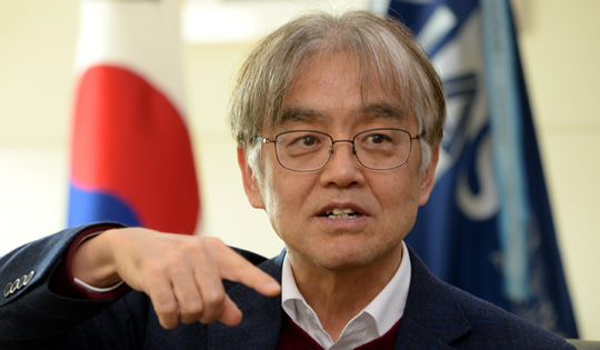 최재경 고등과학원장이 지난 10일 서울 동대문구 청량리동 고등과학원(KIAS) 2층 원장실에서 “선행학습이 횡행하는 나라에선 창의성이 꽃필 수 없고, 그런 나라는 진정한 선진국으로 가는 길이 요원할 수밖에 없다”고 강조하고 있다.