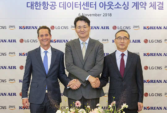 2018년 11월 조원태(가운데·현 한진그룹 회장) 대한항공 사장이 LG CNS·AWS와 클라우드 서비스 업무협약을 맺고 있다. 대한항공 제공