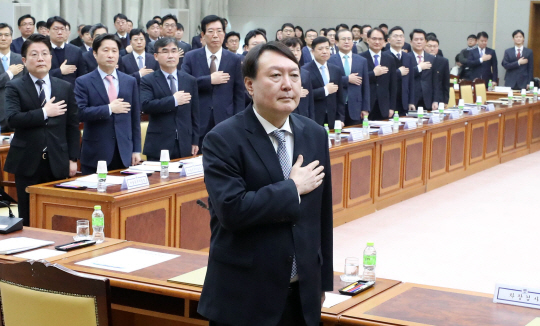 4·15 총선을 앞두고 윤석열 검찰총장 주재로 지난 10일 열린 선거범죄 대책회의.  뉴시스