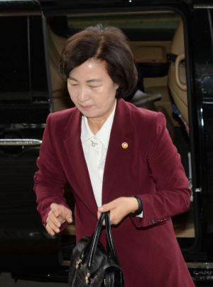 취임 후 40일 만에 열린 기자회견에서 검사의 수사와 기소 분리 발언으로 논란을 일으키고 있는 추미애 법무부 장관이 12일 오전 정부과천청사로 출근하고 있다.  김호웅 기자