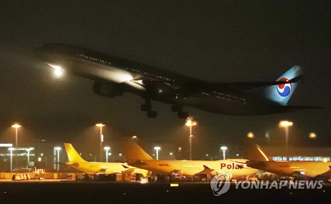 신종 코로나바이러스 감염증 진원지인 중국 후베이성 우한 지역의 교민을 데려오기 위한 세 번째 정부 전세기가 지난 11일 밤 인천공항을 출발해 우한 텐허공항으로 향하고 있는 모습. [연합뉴스 자료사진]