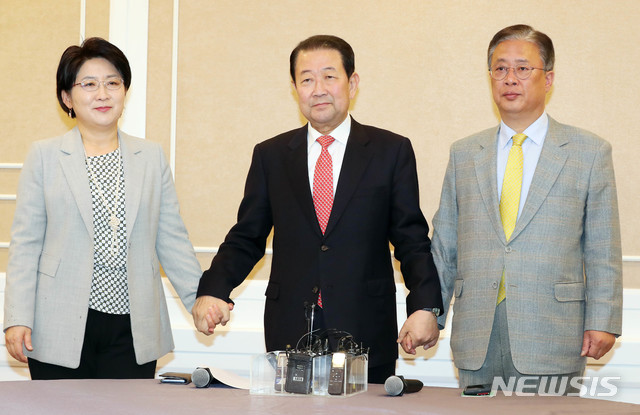 [서울=뉴시스] 박주현(왼쪽부터) 평화당 통합추진위원장, 박주선 바른미래당 대통합추진위원장, 유성엽 대안신당 통합추진위원장이 11일 서울 여의도 국회에서 열린 민주평화당-대안신당-바른미래당 3당통합추진회의 1차 회의에 참석해 손을 잡고 기념촬영을 하고 있다. 2020.02.11.