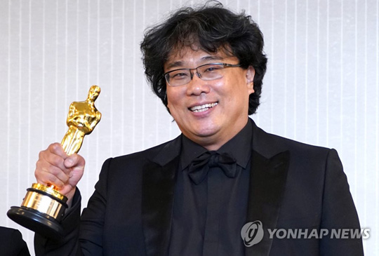 오스카 트로피 든 봉준호 감독 [연합뉴스 자료사진]