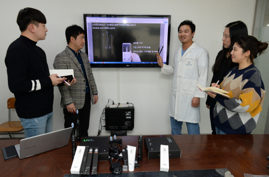 최정우(오른쪽 세 번째) (주)라브 대표가 지난 14일 서울 강남구 논현로 본사 회의실에서 임직원들과 함께 마케팅 전략 회의를 하고 있다.  김호웅 기자