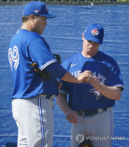 (더니든[미국 플로리다주]=연합뉴스) 김도훈 기자 = 메이저리그 토론토 블루제이스의 류현진이 16일(현지시간) 미국 플로리다주 더니든 TD 볼파크 인근 훈련장에서 트렌트 손턴에게 그립에 대해 알려주고 있다. 2020.2.17