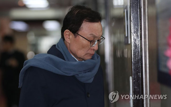 (서울=연합뉴스) 김인철 기자 = 더불어민주당 이해찬 대표가 17일 오후 국회 당대표회의실에서 열린 비공개 고위전략회의에 참석하기 위해 입장하고 있다. 2020.2.17