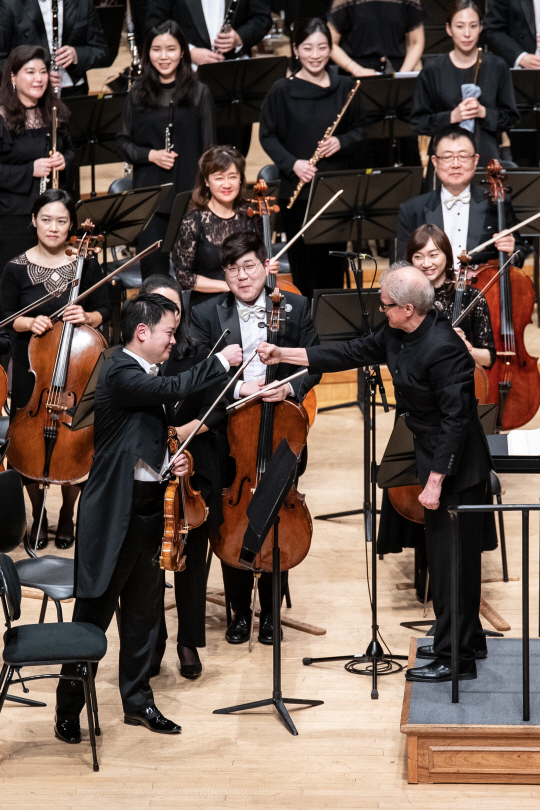 서울시립교향악단 예술감독을 맡은 지휘자 오스모 벤스케(오른쪽)가 지난 15일 서울 롯데콘서트홀에서 열린 취임 공연에 앞서 웨인 린 부악장과 주먹 인사를 하고 있다. 공연이 끝난 후엔 관객들끼리 벤스케의 주먹 인사를 따라 하며 연주에 대한 만족감을 표시했다.  서울시향 제공