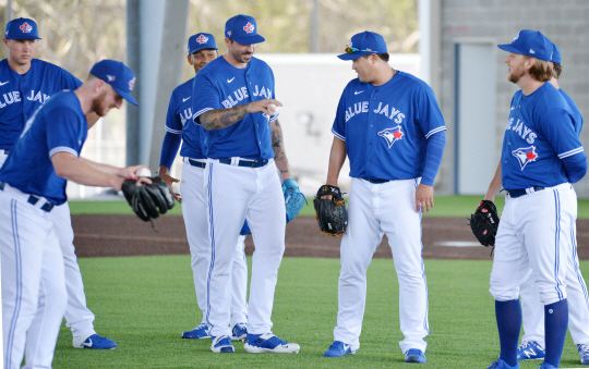 토론토 블루제이스의 류현진(오른쪽)이 18일 오전(한국시간) 미국 플로리다주 더니든의 TD 볼파크 인근 훈련장에서 필립 오몽에게 볼 그립에 관한 조언을 건네고 있다. 연합뉴스