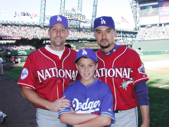토론토 블루제이스의 트래비스 쇼(가운데)가 지난 2001년 메이저리그 올스타전에서 LA 다저스 소속으로 출전한 아버지 제프 쇼(왼쪽), 아버지의 동료 박찬호와 함께 찍은 사진. 연합뉴스
