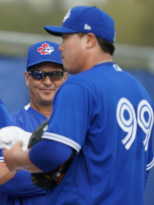 토론토 블루제이스의 찰리 몬토요(왼쪽) 감독이 미국 플로리다주 더니든의 TD 볼파크 인근 훈련장에서 류현진의 불펜 피칭을 눈여겨보고 있다.  연합뉴스
