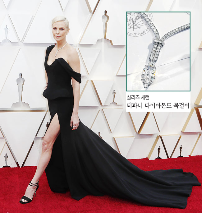 2020 가을 티파니 하이주얼리 컬렉션의 다이아몬드 목걸이를 하고 아카데미 시상식 레드카펫에 선 샬리즈 세런. UPI 연합뉴스