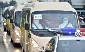중국 우한 거주 교민들이 지난 12일 전세기로 귀국 후 격리 장소로 이동하고 있다.  곽성호 기자