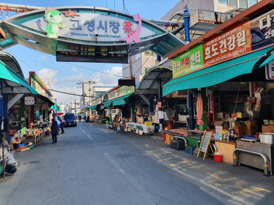 경남 고성군 고성시장 상인들이 18일 문을 열고 장사하고 있지만 다니는 사람이 거의 없어 을씨년스럽다. 박영수 기자