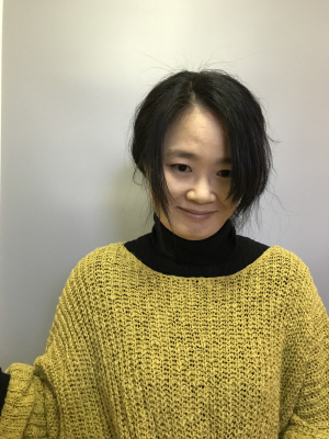 <요새 읽는 책-장은진>시소설장르 ‘달에 울다’…“고즈넉한 문장의 병풍”